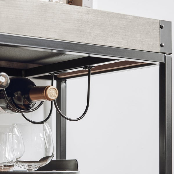 Detailansicht eines Weinregals mit Flaschenhalter und Gläsern.