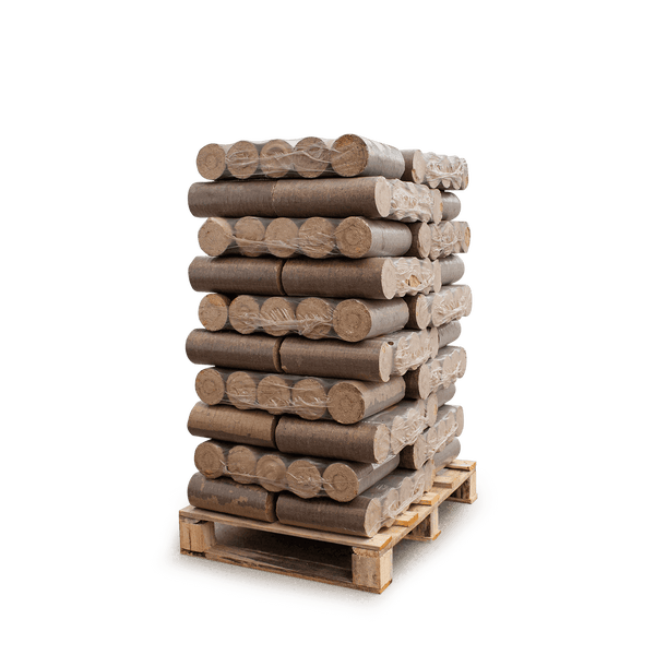 Holzbriketts rund in Folie auf Holzpalette gestapelt