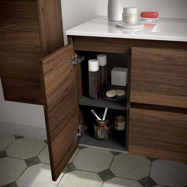 Waschbeckenunterschrank in Holzoptik mit einer offenen Tür und Einlegeböden für Stauraum im Badezimmer.