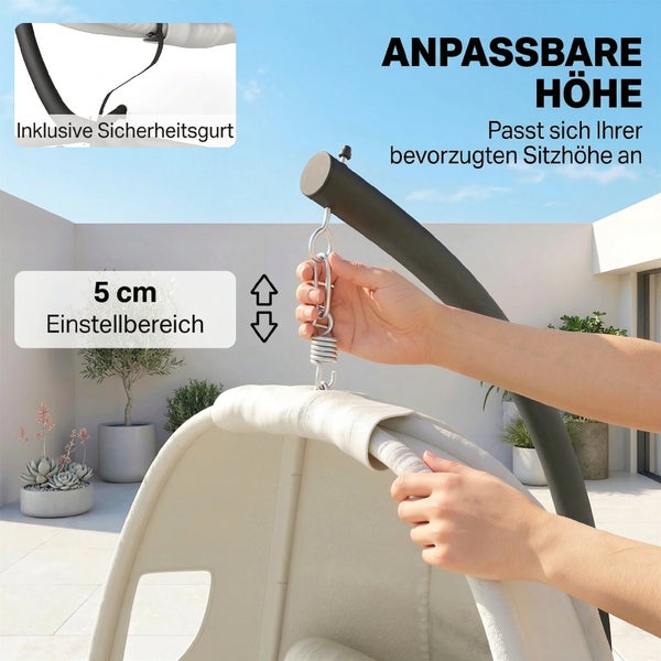 Hängesessel mit höhenverstellbarer Kette, 5 Zentimeter Einstellbereich und integriertem Sicherheitsgurt auf einer Terrasse mit Pflanzen.