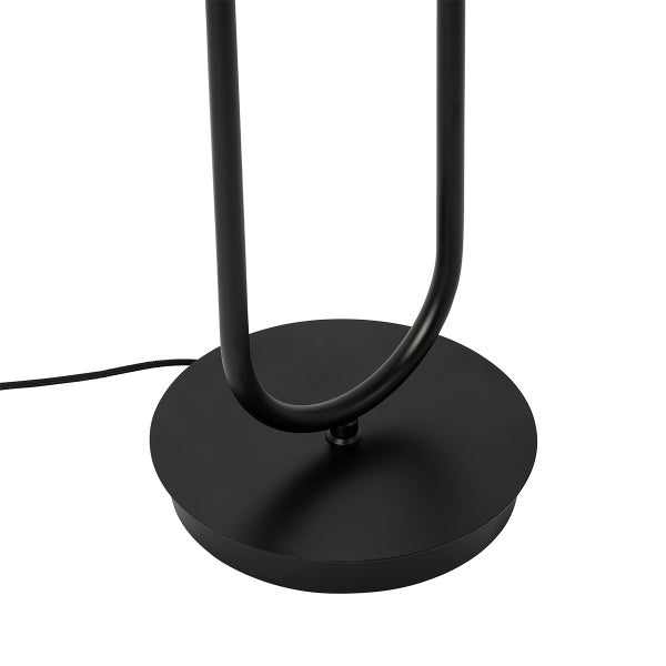 Detailaufnahme des Fußes einer Stehlampe aus Metall