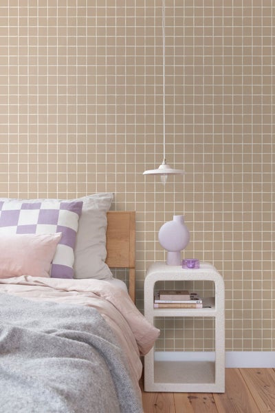 Schlafzimmer mit Bett, Nachttisch und quadratischer Tapete