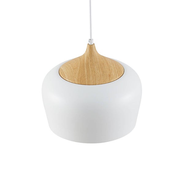 Weiße Hängeleuchte mit abgerundetem Schirm aus Metall und hellem Holzdekor.