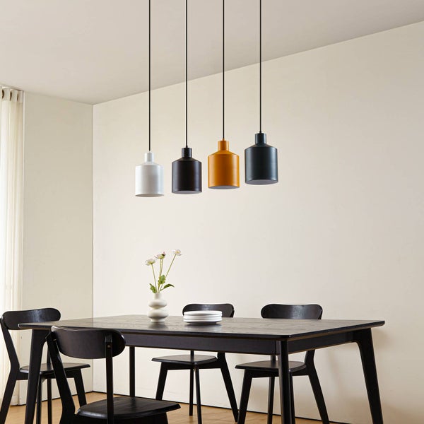 Esszimmer mit Esstisch, Stühlen und vier Pendelleuchten