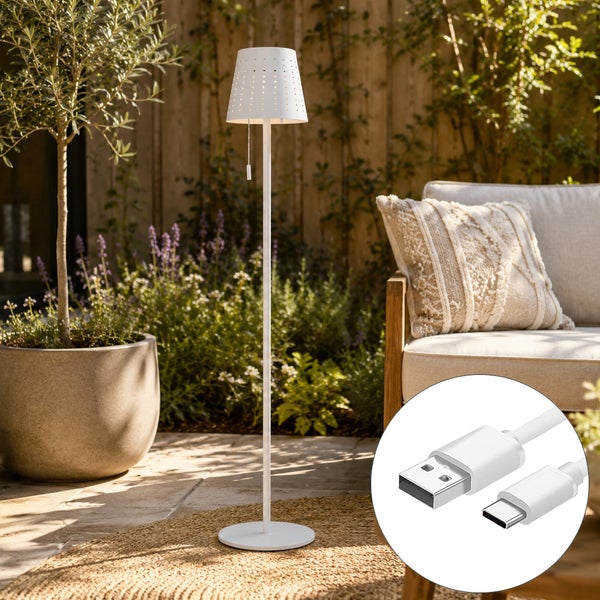 Moderne Outdoor Stehlampe mit gelochtem Lampenschirm und USB Ladekabel für den Garten oder die Terrasse.