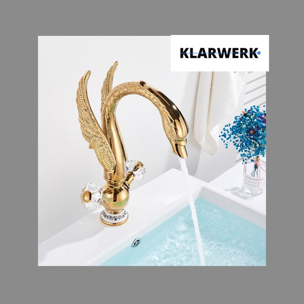 Klarwerk Waschtischarmatur in Schwanenform mit Flügeln und Kristallgriffen montiert am Waschbecken