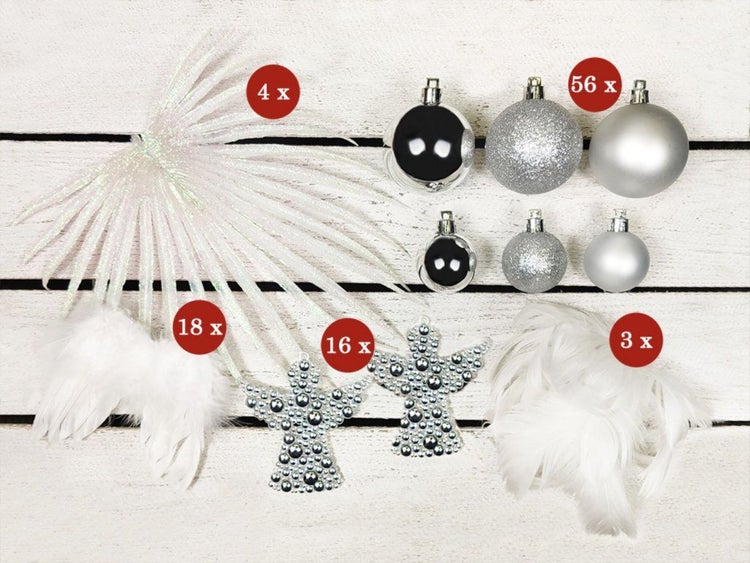 Weihnachtsbaumschmuck Set bestehend aus glänzenden Kugeln, glitzernden Kugeln, Engelfiguren, Federn und dekorativen Zweigen für den Weihnachtsbaum.