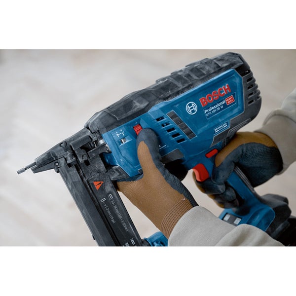 Bosch Nagelpistole in der Hand