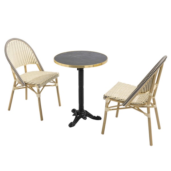 Bistro-Set bestehend aus einem runden Tisch mit dunkler Tischplatte und zwei Flechtstühlen mit Holzgestell.