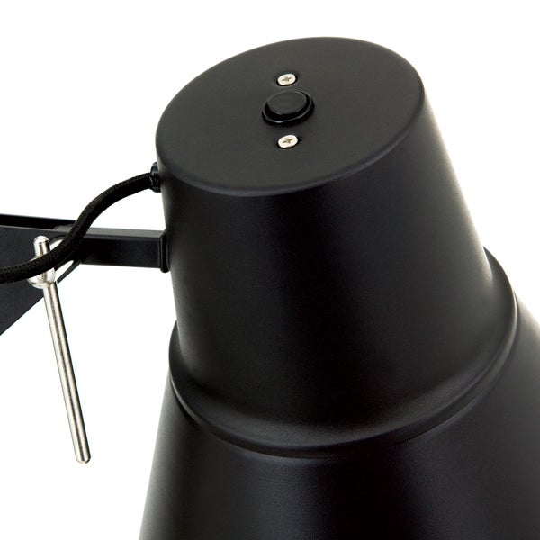 Detailaufnahme einer schwarzen Schreibtischlampe mit Schalter