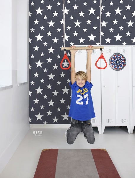 Kinderzimmer mit Sternentapete, Sprossenwand und Dartscheibe