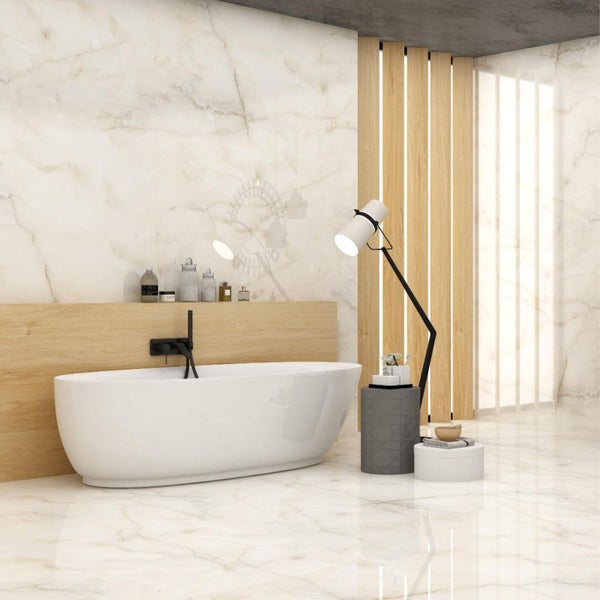 Helles Badezimmer mit freistehender Badewanne, Holzelementen und Marmorfliesen für ein elegantes Ambiente