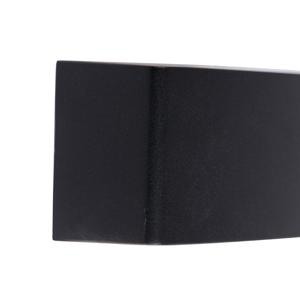 Nahaufnahme einer rechteckigen Außenwandleuchte aus mattschwarzem Metall.