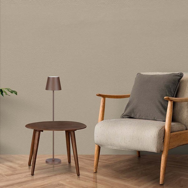 Innenraum mit Sessel, Beistelltisch und Stehlampe