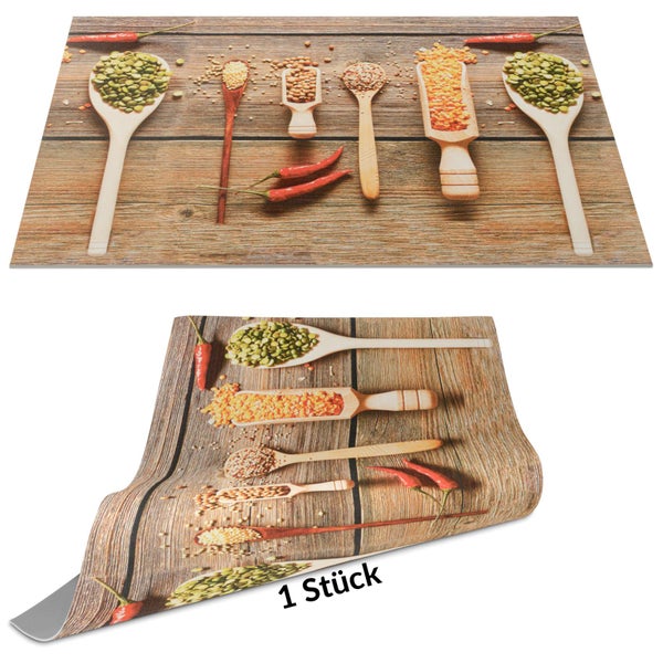 Küchenrückwand mit Motiv von Holzlöffeln, Linsen und Chilischoten auf einer Holzoberfläche, ein Stück.