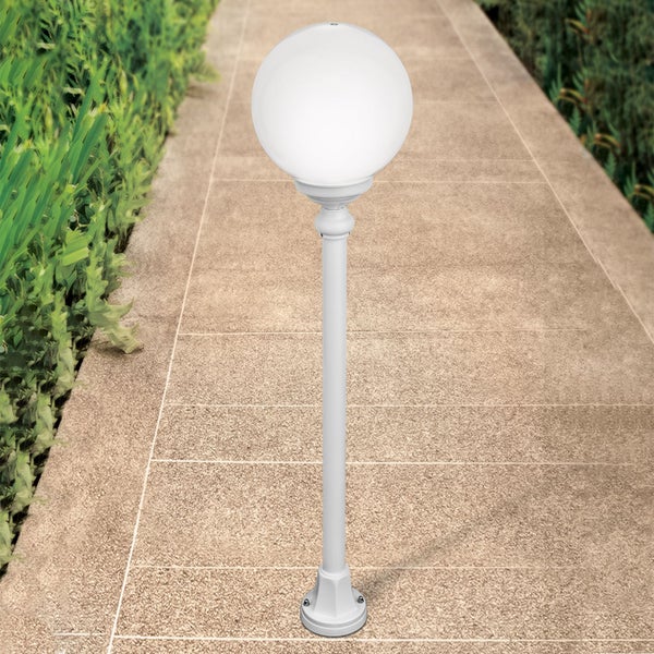 Weiße Außenleuchte mit kugelförmigem Schirm auf einem gepflasterten Gartenweg mit Pflanzen.