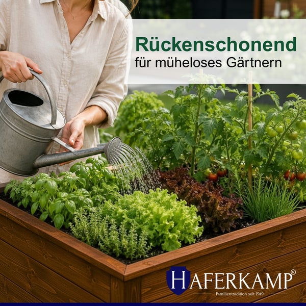 Person gießt Gemüse im hölzernen Hochbeet von Haferkamp, rückenschonendes Gärtnern.