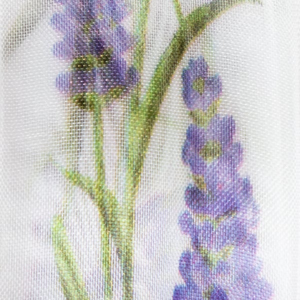 Transparenter Stoff mit Lavendel-Motiv und feiner Netzstruktur.