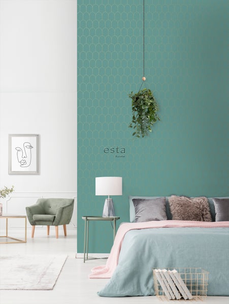 Schlafzimmer mit gemusterter Tapete, Bett und Beistelltisch