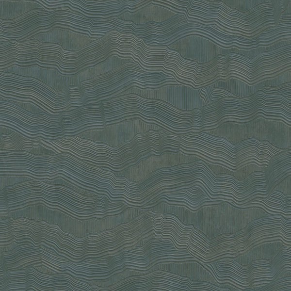 Szene mit gemusterter Tapete, Sofa und Beistelltisch