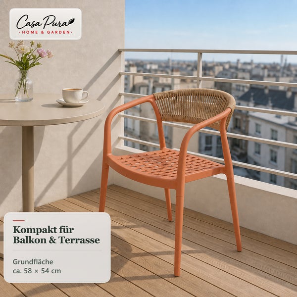 Balkonstuhl mit Armlehnen und geflochtener Rückenlehne auf einem Balkon mit Bistrotisch Casa Pura Logo