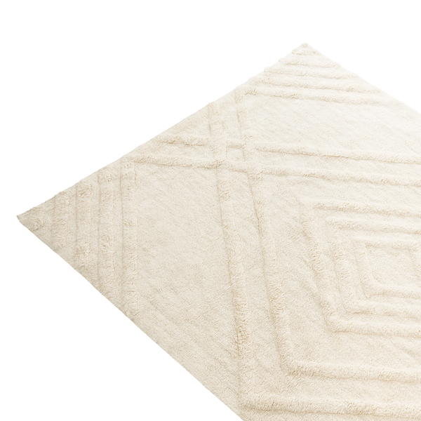 Ein rechteckiger Teppich mit geometrischem Reliefmuster und texturierter Oberfläche.