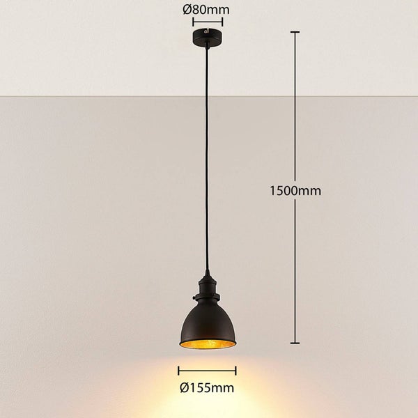 Nahaufnahme einer schwarzen Pendelleuchtenfassung aus Metall im Industrial-Stil vor einer Ziegelwand.