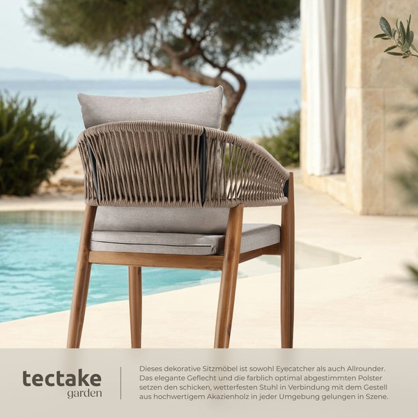 Moderner tectake garden Gartenstuhl aus Akazienholz mit Seilgeflecht und Polstern an einem Pool in heller Umgebung. tectake garden Logo.
