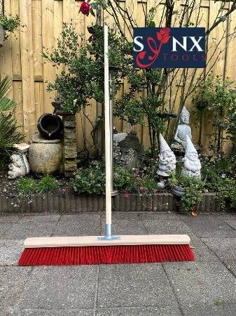 Kehrbesen mit Holzstiel und rotem Borstenbesatz für den Aussenbereich