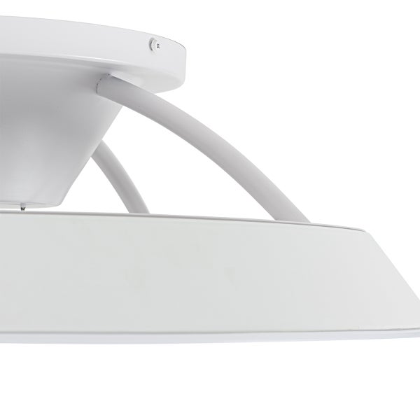 Weiße moderne Deckenleuchte mit konischer Basis, gebogenen Armen und einem runden Lampenschirm aus Metall.