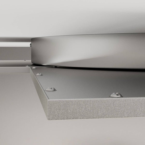 Detailansicht eines Metallelements mit Schrauben und einer strukturierten Oberfläche.