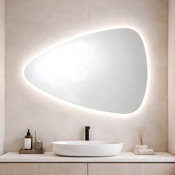 Asymmetrischer Badezimmerspiegel mit LED-Hintergrundbeleuchtung über einem Aufsatzwaschbecken und einer Armatur an einer gefliesten Wand.