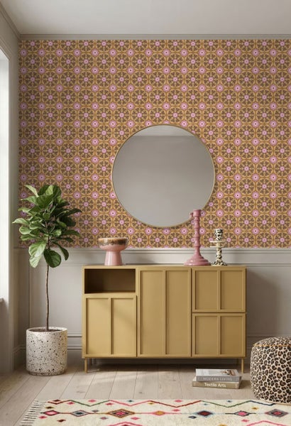 Vliestapete mit kreisförmigem Ornament-Muster in einem modern eingerichteten Wohnzimmer mit Sideboard und rundem Spiegel.