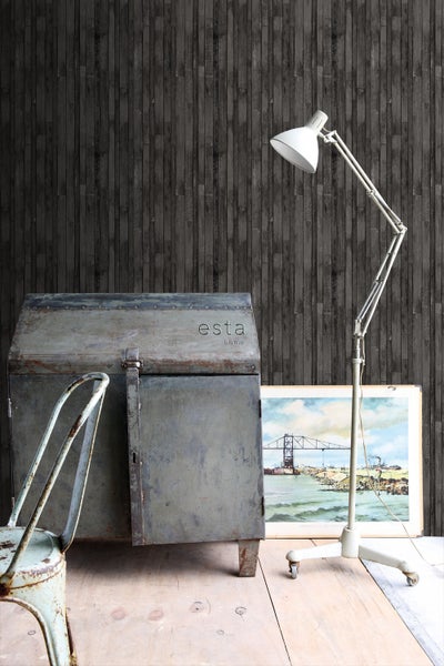 Szene mit dunkler Holzvertäfelung, Industrieschrank, Stehlampe und Stuhl