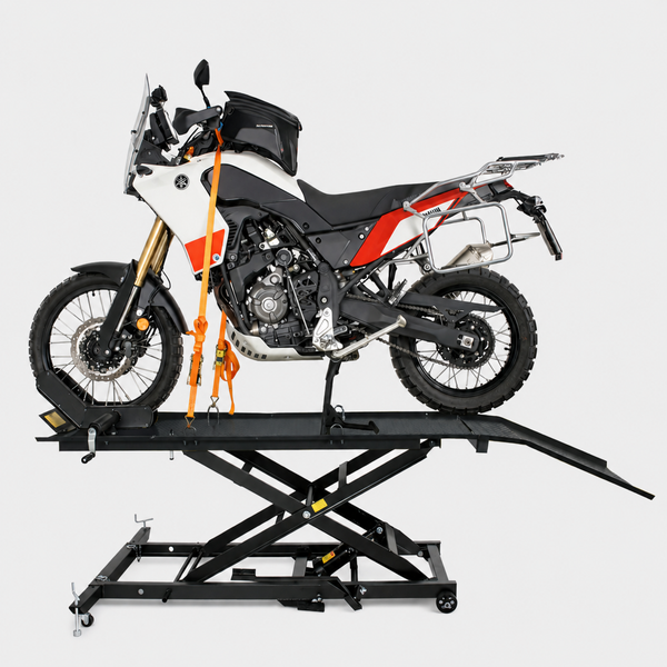 Motorradhebebühne in Scherenform mit Auffahrrampe und Vorderradklemme, ein mit Spanngurten gesichertes Motorrad auf der Plattform.