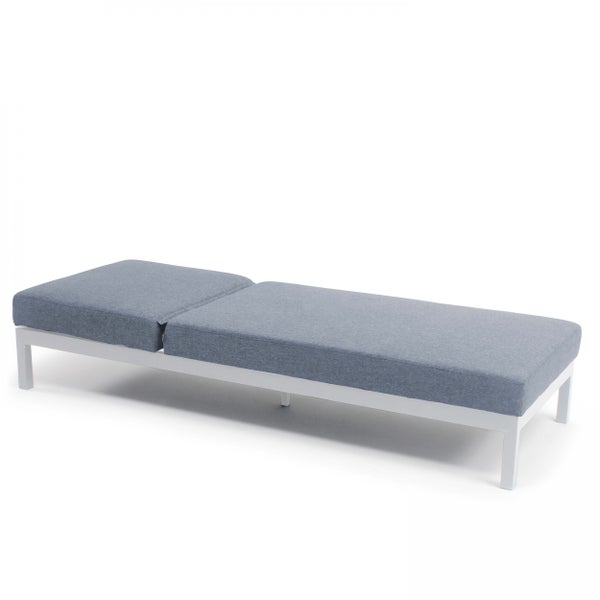 Moderne Gartenliege mit weißem Aluminiumgestell und grauen Polsterauflagen.