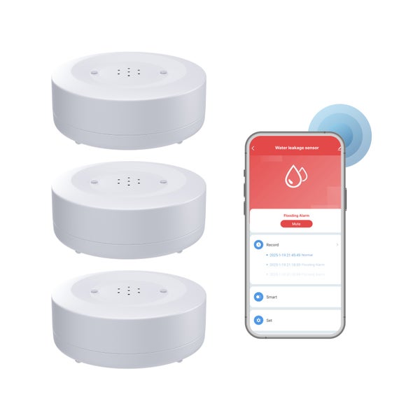 Drei runde Wassermelder mit Smartphone-App-Steuerung, die einen Wasseralarm auf dem Display anzeigt.