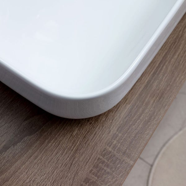 Detailansicht eines Aufsatzwaschbeckens auf einer Holzoberfläche