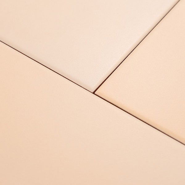 Nahaufnahme von quadratischen Fliesen mit glatter Oberfläche für Wand und Boden.