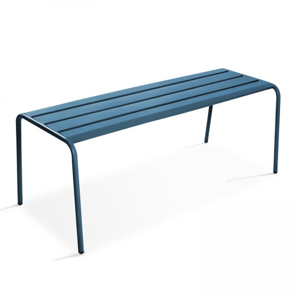 Blaue Gartenbank aus Metall mit Sitzfläche aus Latten und abgerundeten Beinen.