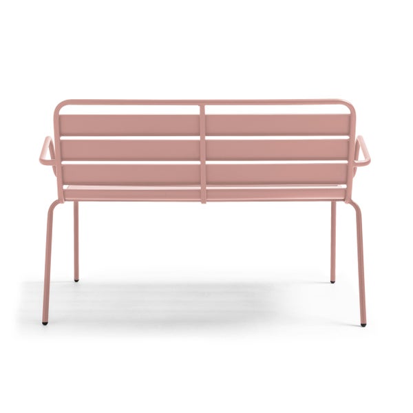 Rosa Gartenbank aus Metall mit Armlehnen und Latten-Optik.
