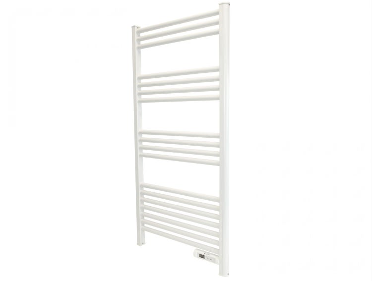 Weißer Handtuchwärmer für das Badezimmer.