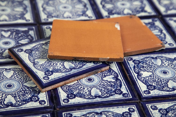 Dekorative Fliesen mit blau-weißem Muster, Rückseite sichtbar