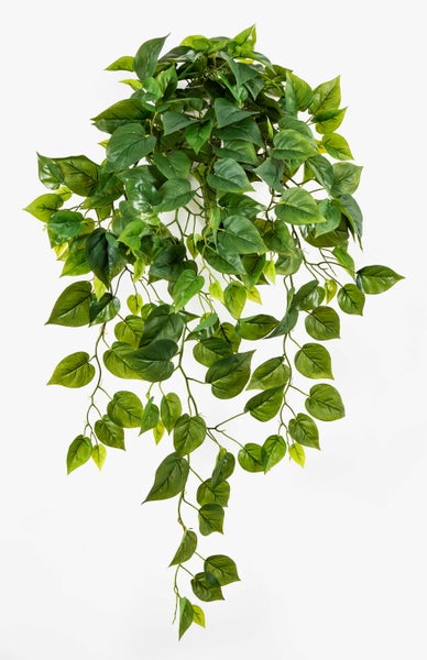 Künstliche Rose mit rot-orangefarbenen Textilblütenblättern und grünen Blättern