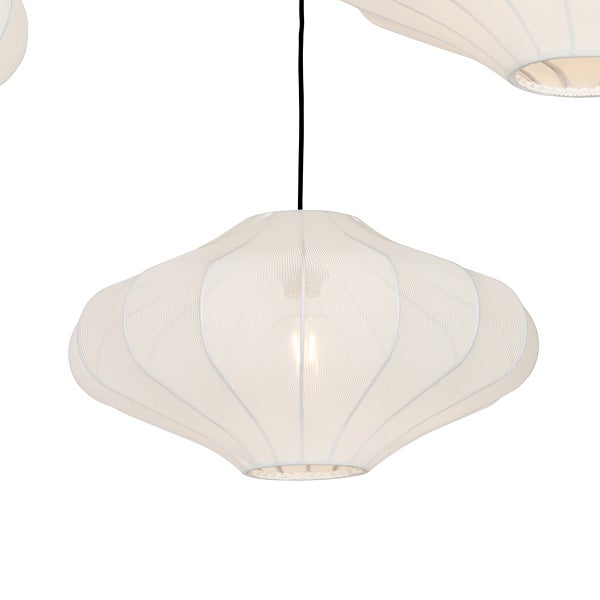 Hängeleuchte mit weißem Textilschirm in organischer Form, geripptes Design, schwarzes Kabel.