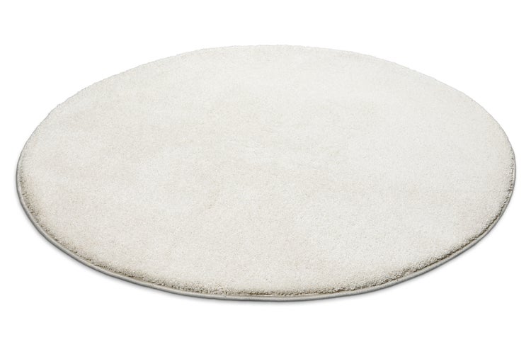 Runder, cremefarbener Hochflorteppich mit weicher Struktur.