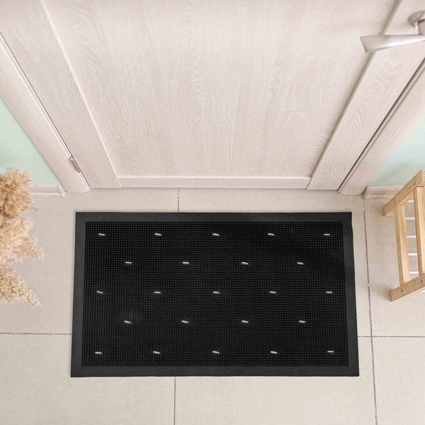 Schwarze Fußmatte vor einer Tür
