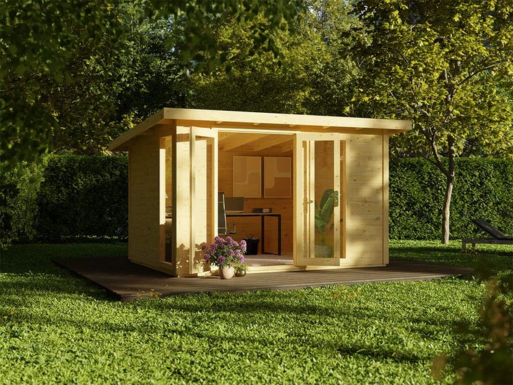 Modernes Gartenhaus aus Holz mit Flachdach, eingerichtet als helles Home-Office mit Glastüren auf einer Holzterrasse in einem grünen Garten.