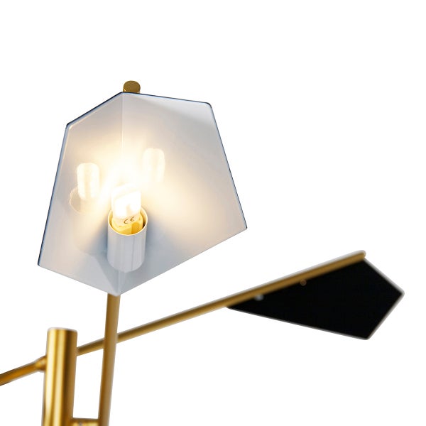 Detailansicht einer Deckenleuchte mit Lampenschirm