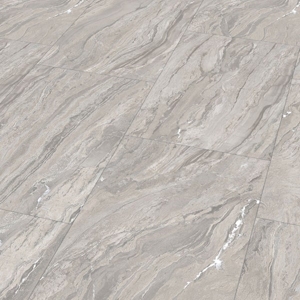 Verlegte Bodenfliesen mit Marmormuster.